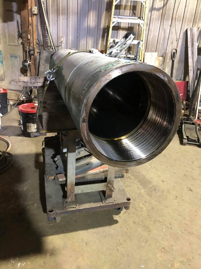 Gros cylindre hydraulique en atelier